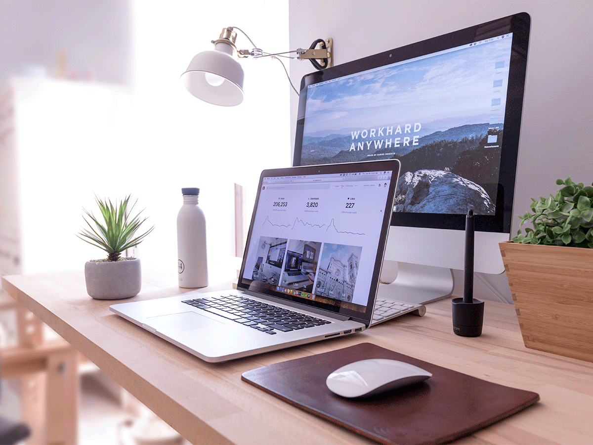 computador e notebook com site aberto