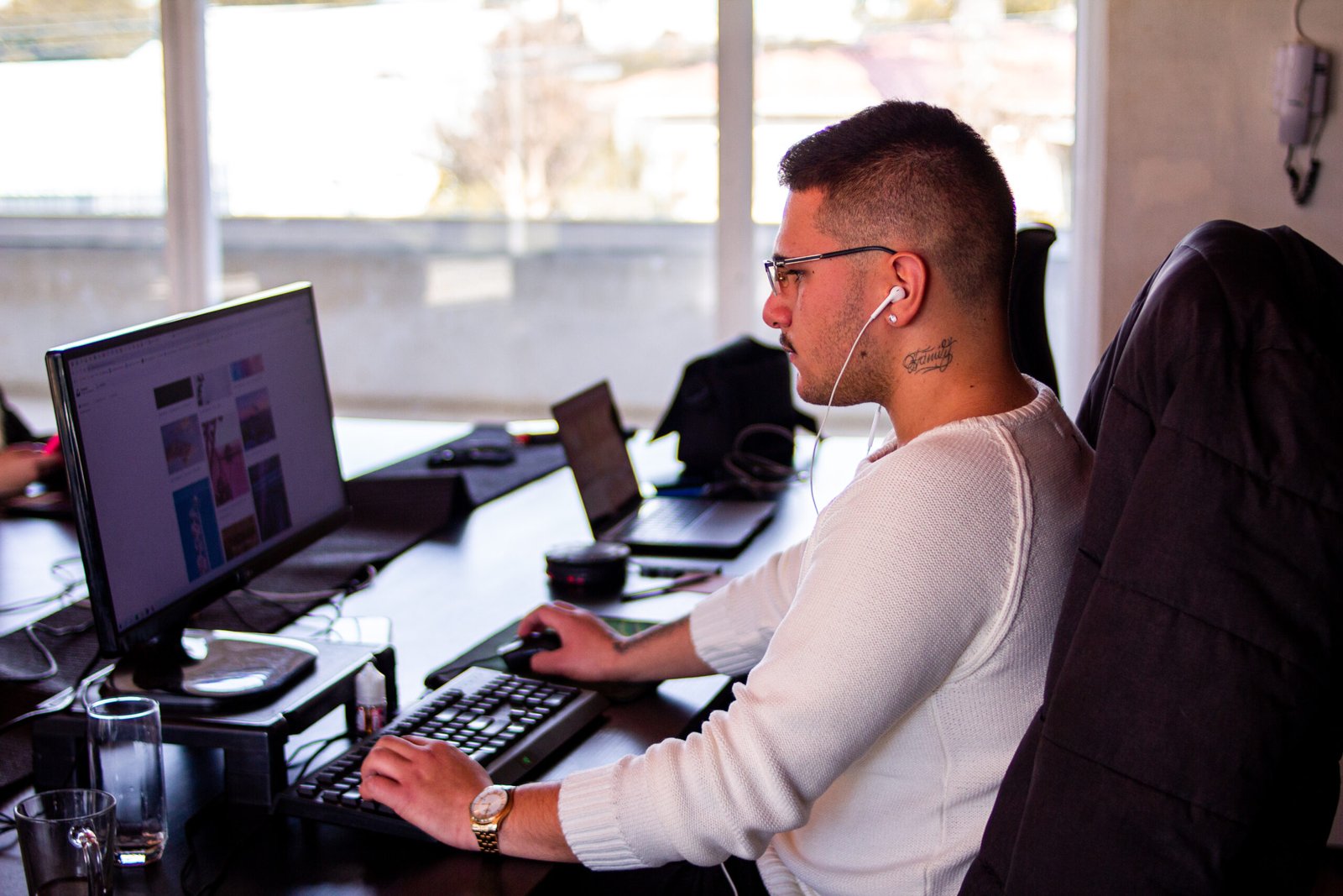 Lucas, CEO da Arkler, criando mais um site de sucesso