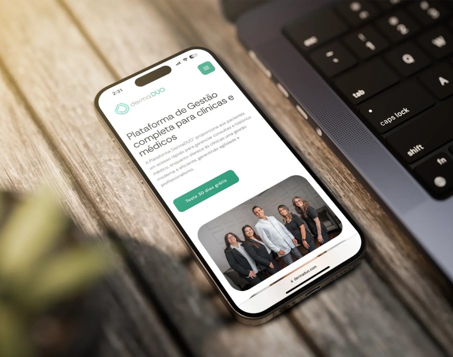 imagem de um celular aberto o site da empresa DermaDUO