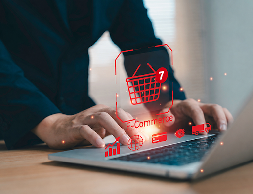 Homem mexendo em um teclado de notebook com os letreiros "e-commerce"